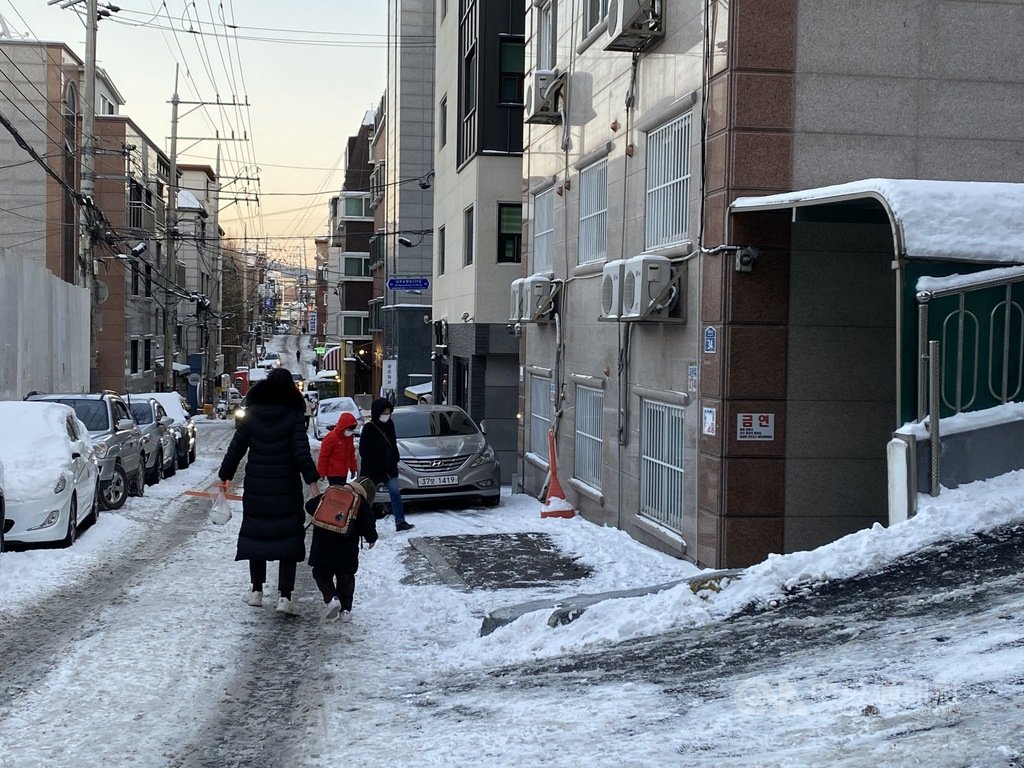 韓國許多長輩及公司上位者觀念中,生兒育女被視為女性責任,結婚生子後的女性難延續職涯。圖為韓國母親接送小孩回家。中央社記者廖禹揚首爾攝 110年1月13日