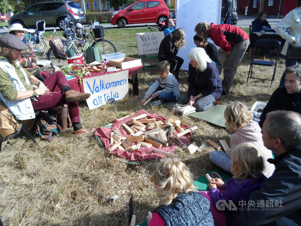 瑞典以兒童為本的育嬰政策,尊重家庭多元,照顧者都能得到支援。圖為瑞典小孩在收穫季活動攤位體驗木雕。中央社記者辜泳秝斯德哥爾摩攝 110年1月13日