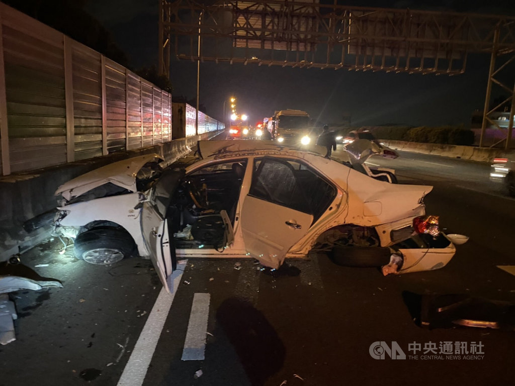 國道1號北上169公里處12日晚間發生車禍,一輛自小客車失控自撞護欄,造成車頭凹陷、車窗破裂,車上物品噴散四處,破碎玻璃也散落一地。(民眾提供)中央社記者趙麗妍傳真 110年1月13日