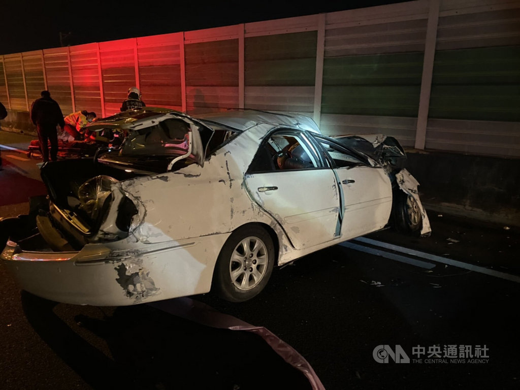 國道1號北上約169公里處12日晚間發生車禍,黃男駕駛自小客車載3名友人失控自撞護欄,車輛毀損嚴重。(民眾提供)中央社記者趙麗妍傳真 110年1月13日