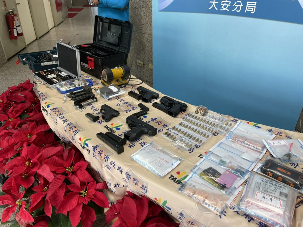 因妨害自由和毒品案遭通緝的陳姓男子在逃亡期間,竟在新北市樹林區住家頂樓試槍驚動鄰里,北市警方獲報後於11日逮捕陳男,起獲改造槍枝、子彈和毒品送辦。(翻攝照片)中央社記者黃麗芸傳真 110年1月13日