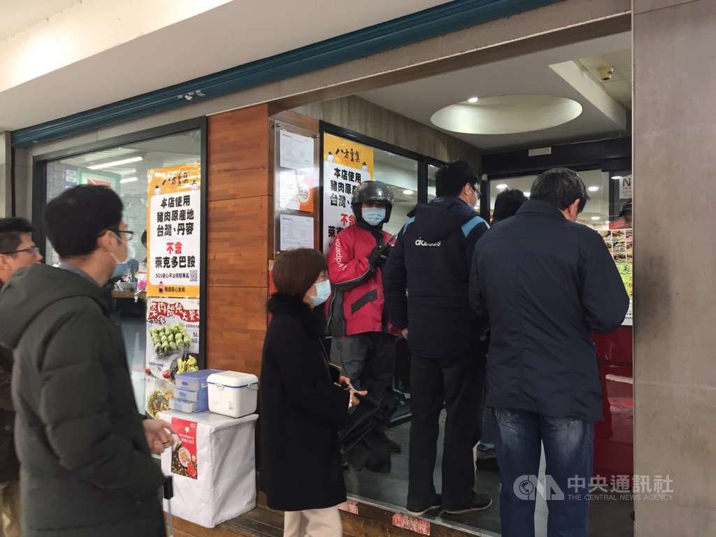 因應萊豬叩關,但非所有業者都能使用台灣豬證明標章、標示貼紙等,有店家張貼海報公告「本店使用豬肉原產地台灣、丹麥」及「不含萊克多巴胺」,並附上SGS安心平台檢驗專區條碼。中央社記者楊淑閔攝 110年1月13日