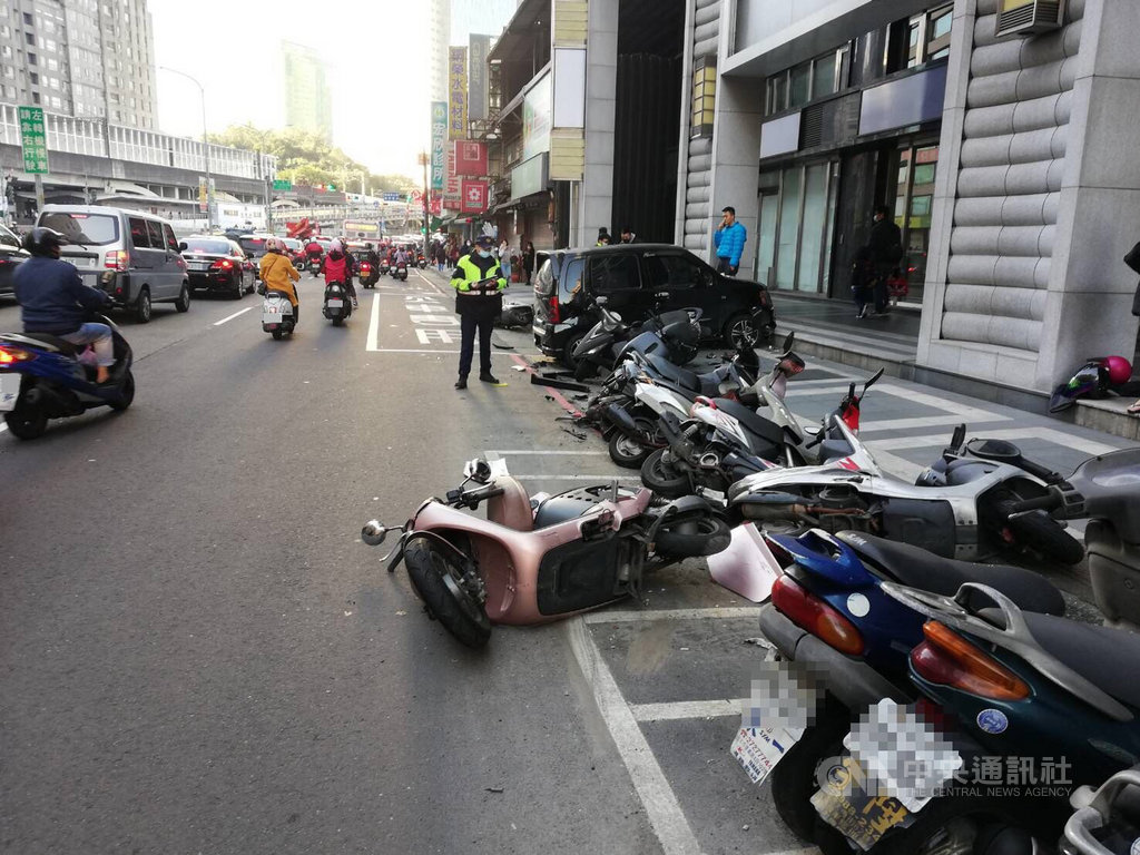24歲王姓男子13日上午駕車行經新北市汐止區大同路時,疑精神不濟恍惚,車子擦撞路邊11部機車,所幸沒有人員傷亡。(民眾提供)中央社記者沈佩瑤新北市傳真 110年1月13日