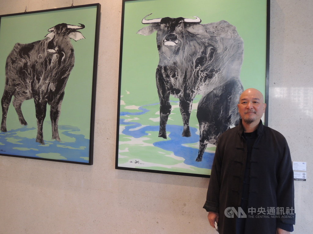 迎接2021金牛年到來,畫家許文融的「汗牛充棟」創作展13日在台中日月千禧酒店舉行開幕儀式,盼為牛年帶來幸福新契機。中央社記者郝雪卿攝 110年1月13日