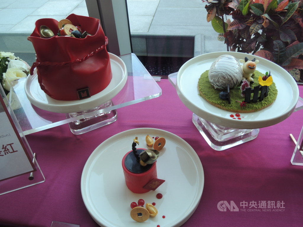 畫家許文融的「汗牛充棟」創作展13日起登場,搭配畫展,台中日月千禧酒店點心坊主廚也以開心農場的場景製作「牛耕芳草地」藝術甜點,頗富童趣,吸引民眾目光。中央社記者郝雪卿攝 110年1月13日