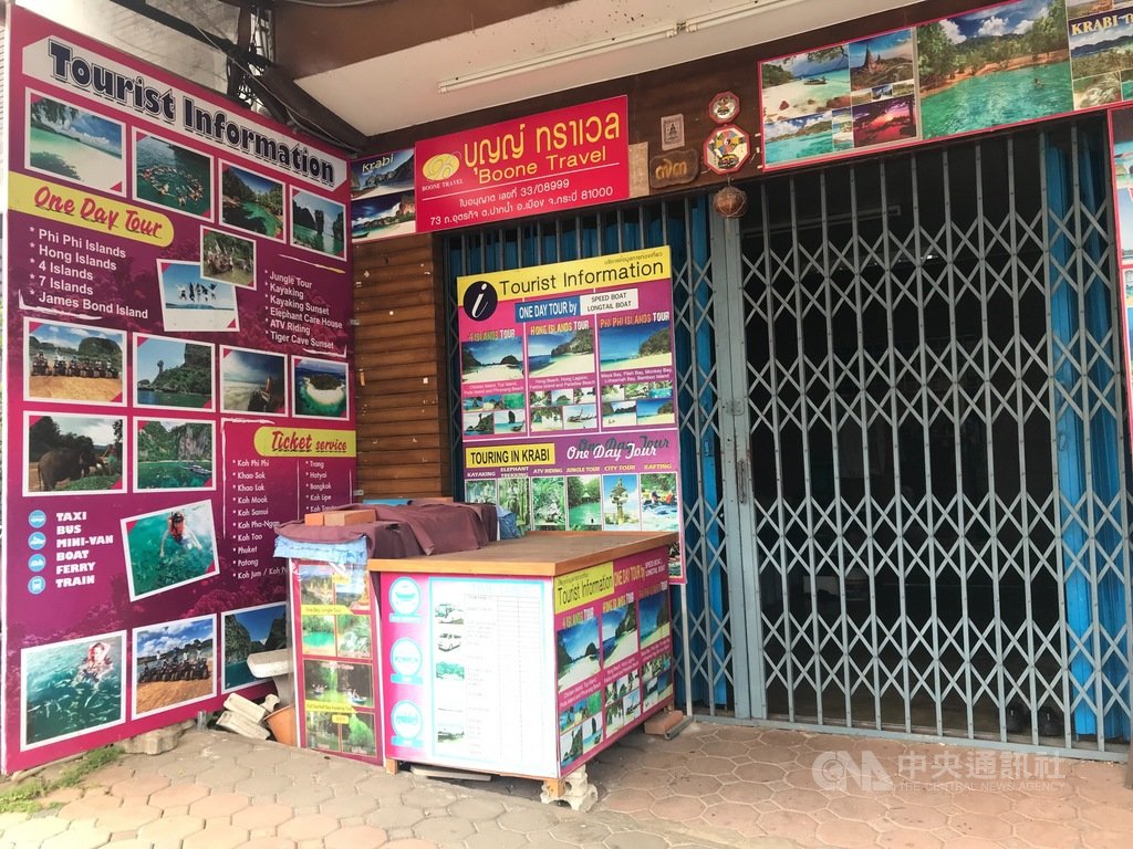 本該充滿觀光人潮的泰國喀比鎮(Krabi),因為武漢肺炎疫情影響,國內外觀光客寥寥無幾,旅行社一間接著一間關閉。圖片攝於109年12月30日。中央社記者呂欣憓喀比攝 110年1月13日