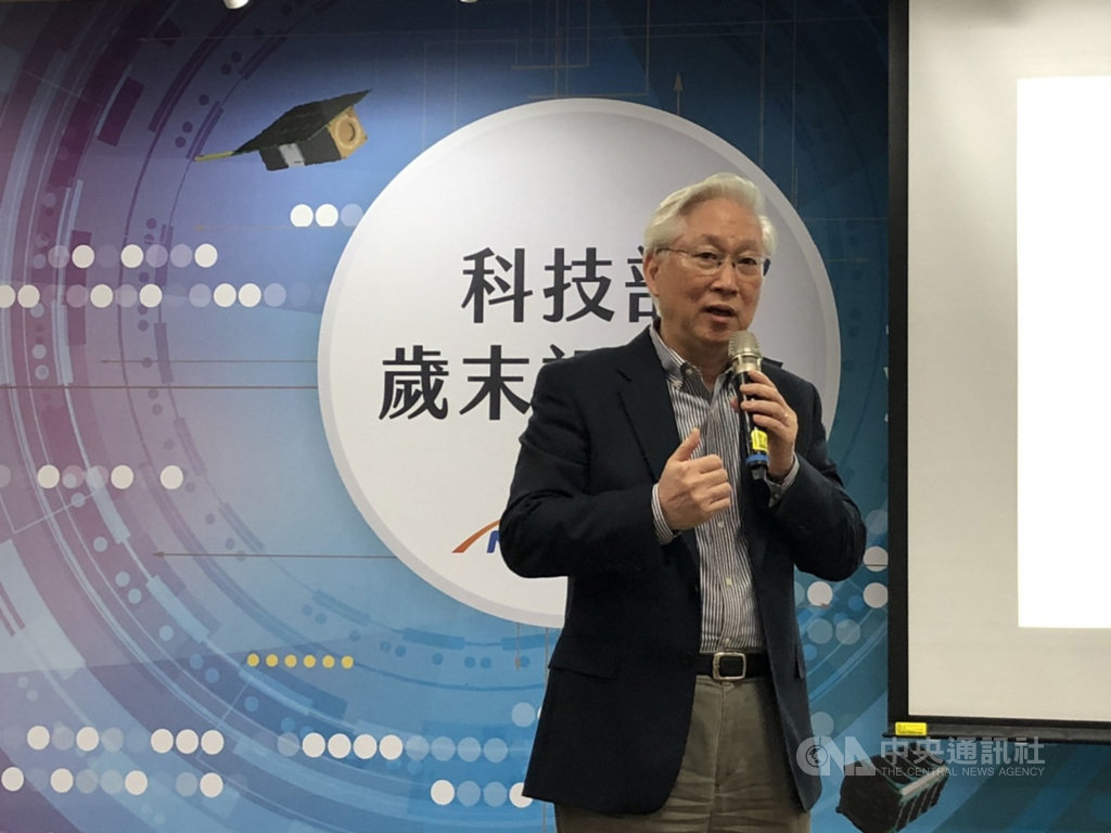 科技部13日舉行歲末媒體茶敘。科技部長吳政忠表示,中央大學團隊製作的飛鼠衛星以及騰暉等公司製作的玉山衛星,預計在美東時間1月21日發射,台灣今年也將正式啟動低軌通訊衛星計畫。中央社記者蘇思云攝 110年1月13日