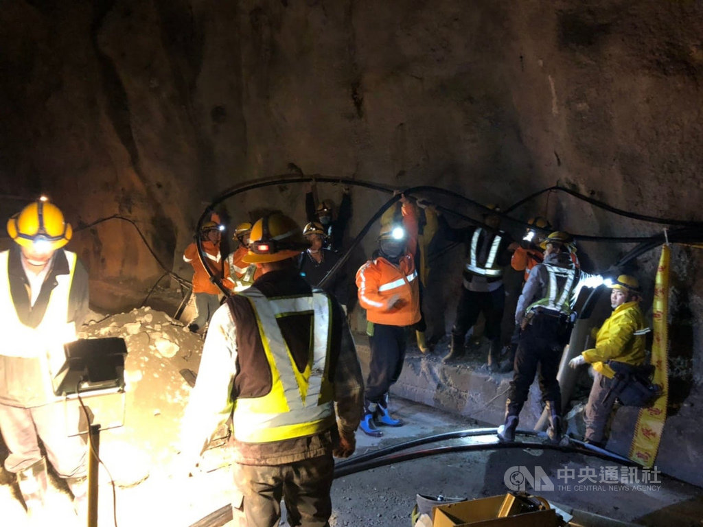 中橫公路台8線174公里、錐麓隧道東口附近12日發生土石坍方,造成交通、電力一度受阻,鄰近200餘戶停電超過24小時,台電人員頂著攝氏4度低溫徹夜搶修,13日凌晨3時許恢復供電。(台電提供)中央社記者張祈傳真 110年1月13日