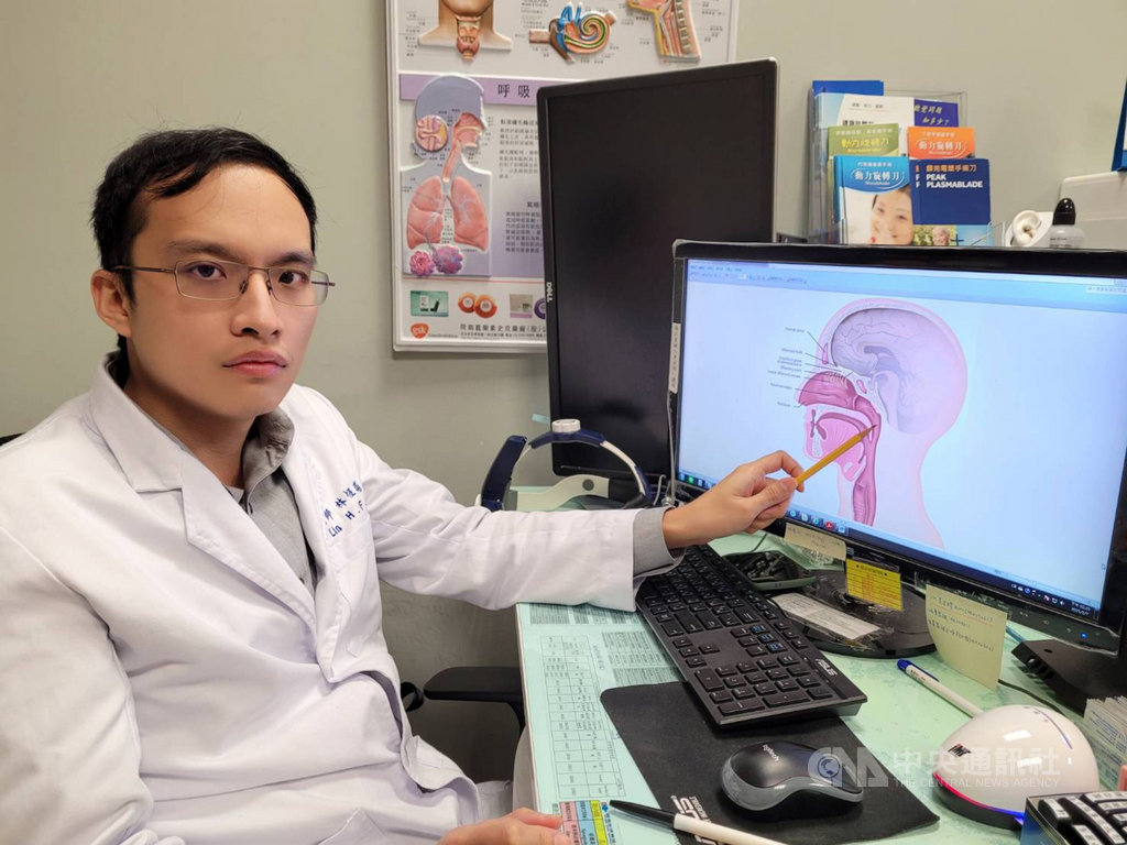 61歲曾姓男子近來常出現流鼻血狀況,就醫發現疑因飲用山泉水,鼻咽部寄生一條長約5公分的水蛭。長安醫院耳鼻喉科醫師林恆甫(圖)表示,不乾淨的山泉水及溪水可能都有大量水蛭幼蟲,若不慎飲用,可能導致幼蟲進入呼吸道或鼻腔,並在人體寄居,呼籲民眾切勿飲用。(長安醫院提供)中央社記者趙麗妍傳真 110年1月13日