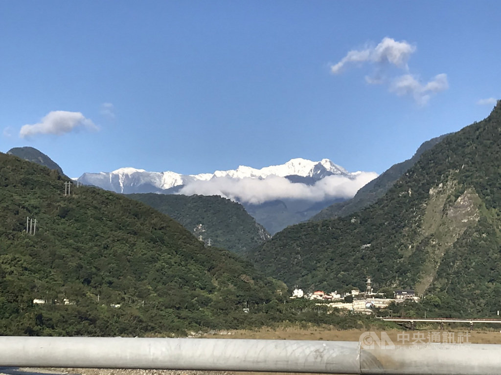 花蓮地區13日上午天氣放晴,中央山脈、海拔超過3000 公尺的奇萊連峰山頭覆蓋白雪,壽豐鄉、吉安鄉及秀林鄉南區,途經木瓜溪橋及台9丙仁壽橋時,就能平地賞雪,不過中午後就被雲層覆蓋。(張姓民眾提供)中央社記者張祈傳真 110年1月13日