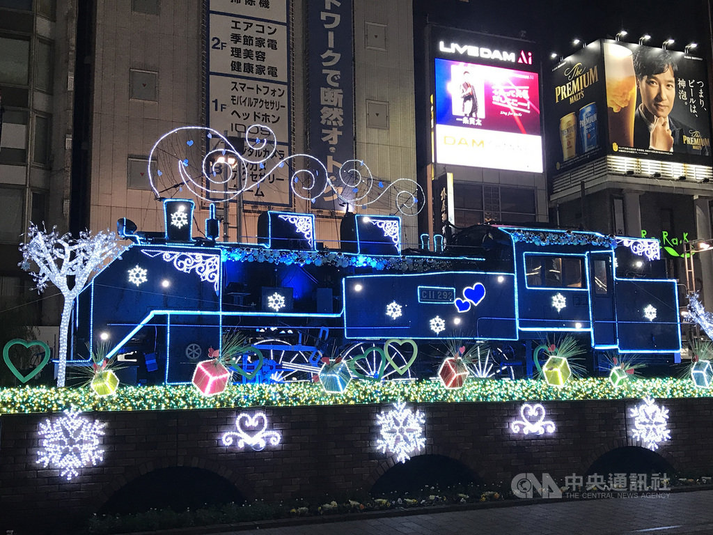 東京新橋車站西口的廣場有一輛展示用的蒸汽火車,去年11月到本月9日彩燈活動投放象徵向醫護人員致敬的水藍色主色光雕。照片攝於110年1月9日。中央社記者楊明珠東京攝 110年1月13日