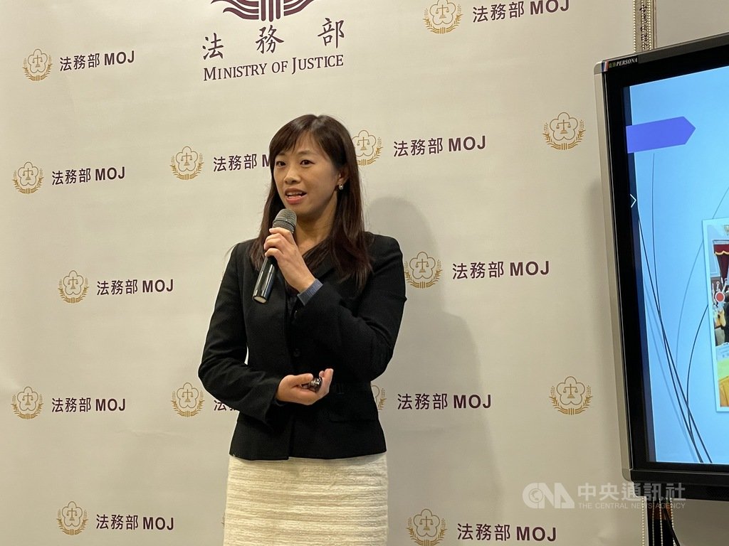 法務部13日舉行媒體茶敘,由檢察司主任檢察官鄧巧羚(圖)以「被害人刑事訴訟資訊獲知平台」現況進行報告,鄧巧羚指出,適用的案件類型有5種,包含殺人、重傷害、強盜、擄人勒贖、性侵害犯罪以及其他檢察官認為必要的案件。中央社記者劉世怡攝 110年1月13日