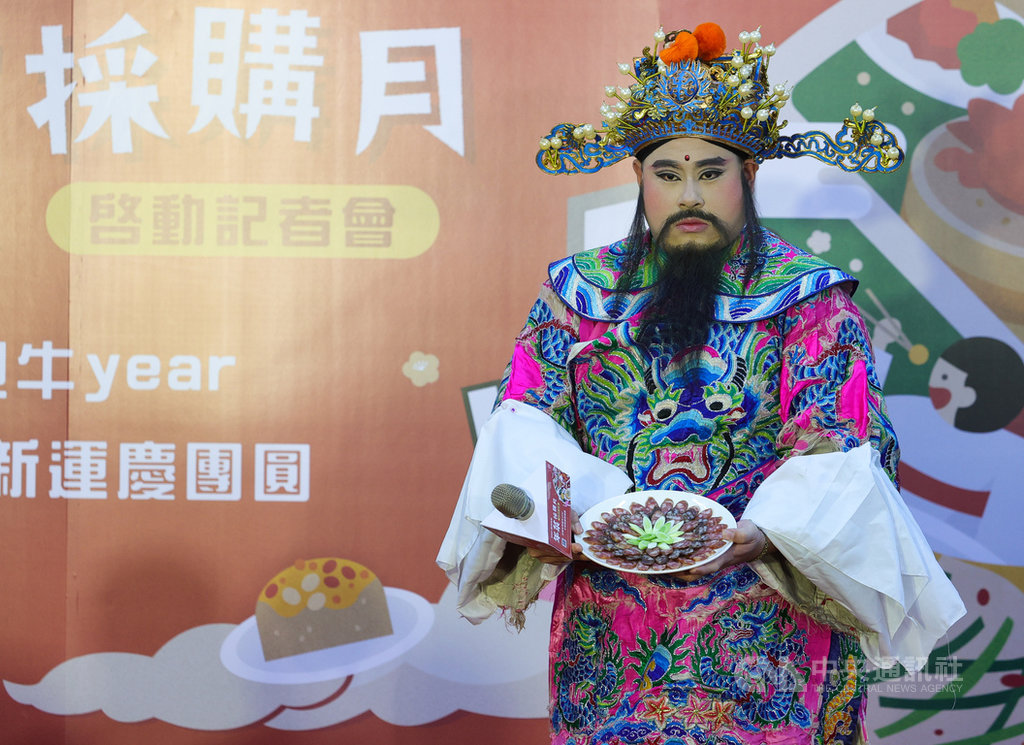 台北市南門市場年菜採購月13日開跑,記者會上安排經典好味上菜秀,推銷南門市場美味餐點。中央社記者謝佳璋攝 110年1月13日