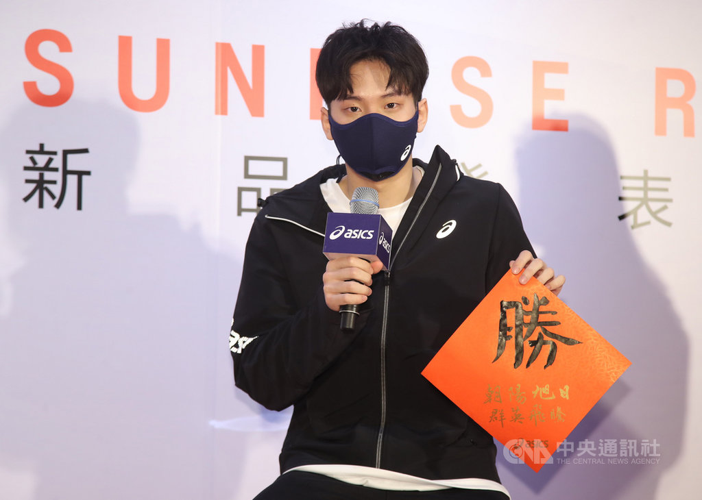 台灣泳將王冠閎13日出席贊助商的新品發表會,他用毛筆寫下今年的代表字「勝」,他解釋會選擇這字,要分3部分來看,要孜孜不倦(券)、日以繼「月」的努力,才能迎來「勝」利。中央社記者張新偉攝 110年1月13日