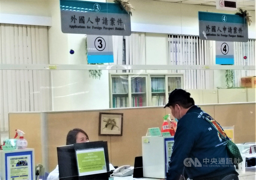 移民署13日表示,考量國際疫情仍嚴峻,針對109年3月21日(含)以前入境,且目前尚未逾期停留的外國人,進行第7次自動延長其在台停留期限,延長時間為30天。(移民署提供)中央社記者黃麗芸傳真 110年1月13日