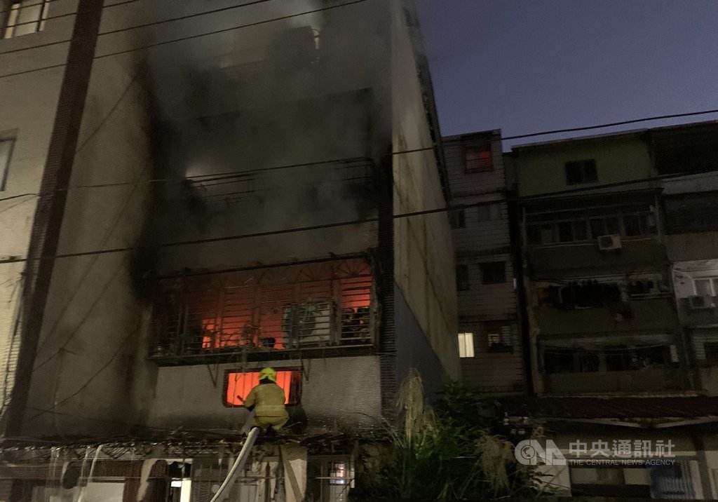 基隆市劉銘傳路一棟公寓2樓13日晚間發生火警,一名男子受困屋內,被救出時已失去生命徵象,已送往基隆醫院搶救。中央社記者王朝鈺攝 110年1月13日