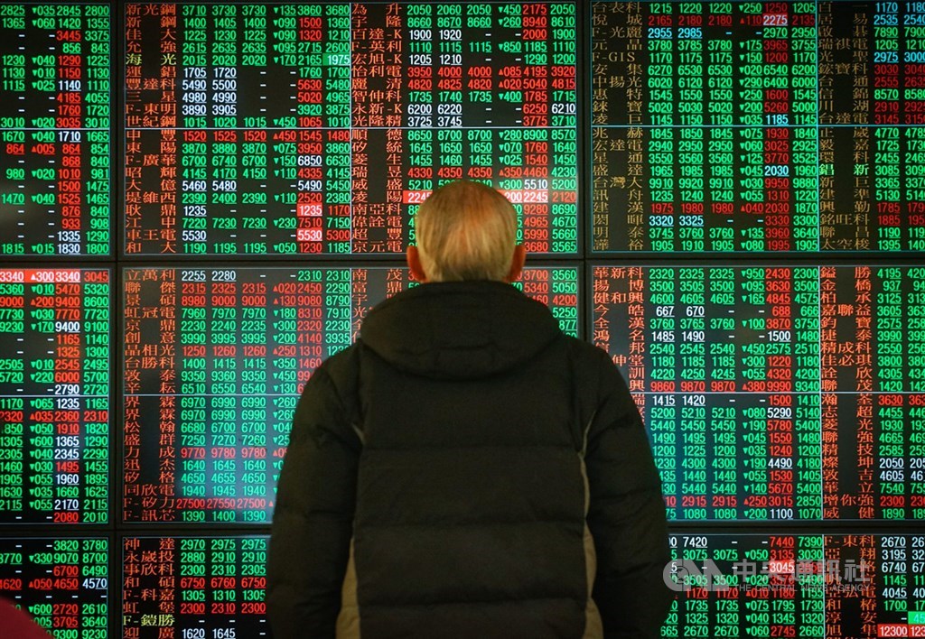 台北股市12日開低震盪走低,終場下跌56.60點,收在15500.70點,跌幅0.36%。中央社記者王騰毅攝 110年1月12日