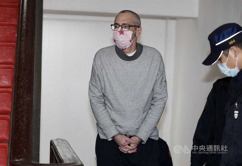 加拿大男子顏柏萊因毒品糾紛遭分屍案,二審13日宣判。台灣高等法院提訊在押的主嫌孫武生(左)到庭聆判。中央社記者張皓安攝 110年1月13日
