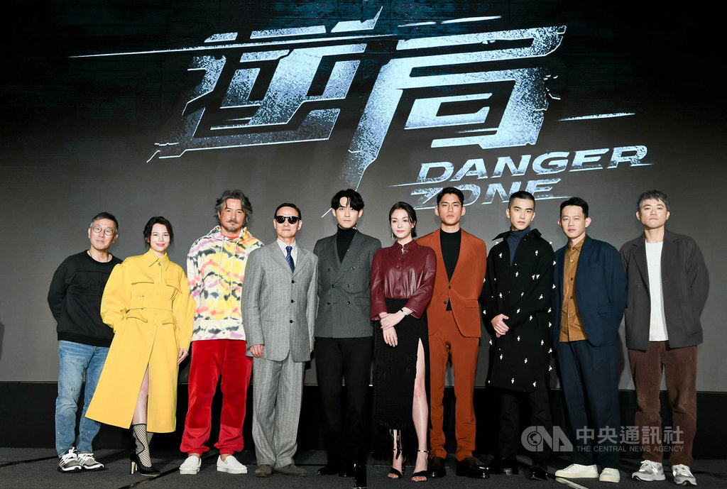 動作懸疑影集「逆局」13日舉辦卡司發布會,導演陳冠仲(右起)、莊絢維率領導演員曾敬驊、朱軒洋、張榕容、周渝民、吳興國、李銘順、紀培慧出席。左為愛奇藝高級副總裁楊鳴。(愛奇藝國際站提供)中央社記者葉冠吟傳真 110年1月13日