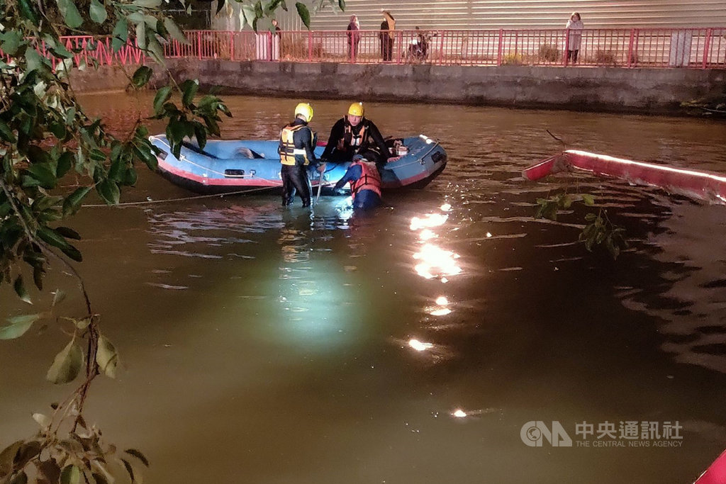 台南市消防局12日深夜獲報在歸仁區一處水池有休旅車落水沉沒,隨即出動人員及機具前往搜救。(讀者提供)中央社記者楊思瑞台南傳真 110年1月13日