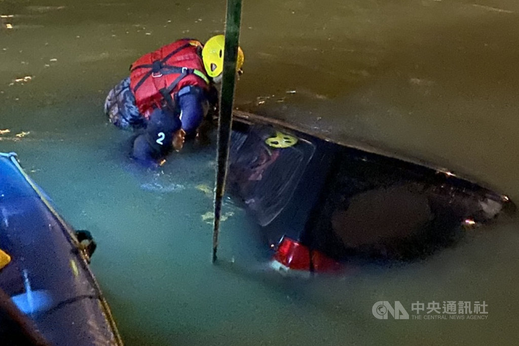 台南市消防局12日深夜獲報在歸仁區一處水池有休旅車落水沉沒,前往搜救後將車輛拉起,並在車內發現一名男子。(讀者提供)中央社記者楊思瑞台南傳真 110年1月13日