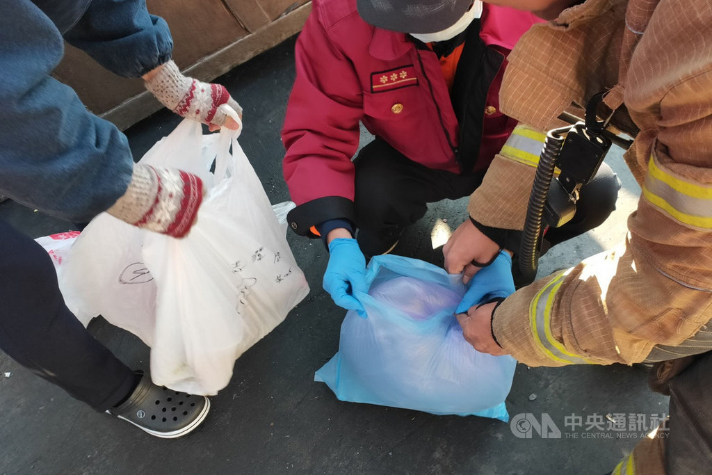 台南市一家資源回收廠13日發生工人被輸送帶拉斷左前臂事件,救護人員找到斷肢後裝袋送往醫院。(讀者提供)中央社記者楊思瑞台南傳真 110年1月13日