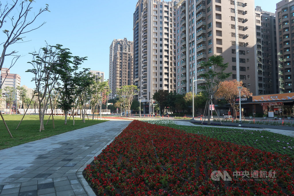 高雄市區鐵路地下化後,市府規劃廊道闢建園道,其中由水利局辦理的「左營計畫園道工程」全長約3.3公里,自109年1月開工,陸續打通美術北三路與新莊一路等,有部分園道完成喬木及草花栽植,奼紫嫣紅的草花將園道妝點得生意盎然。中央社記者王淑芬攝 110年1月13日