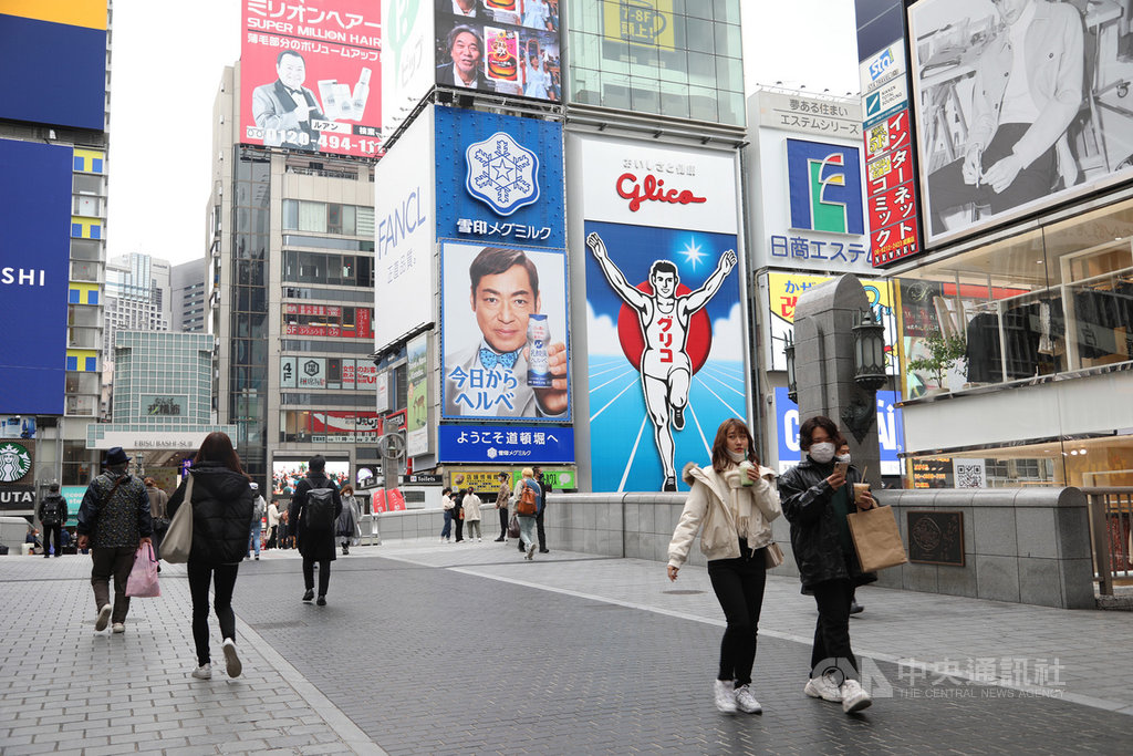 日本自去年1月查出首例武漢肺炎確診者後,至今境內查出的確診病例(郵輪含鑽石公主號)累計逾30萬例。去年12月下旬起,約3週又新增10萬例。圖為109年12月3日大阪觀光景點道頓堀。中央社記者楊明珠大阪攝 110年1月13日