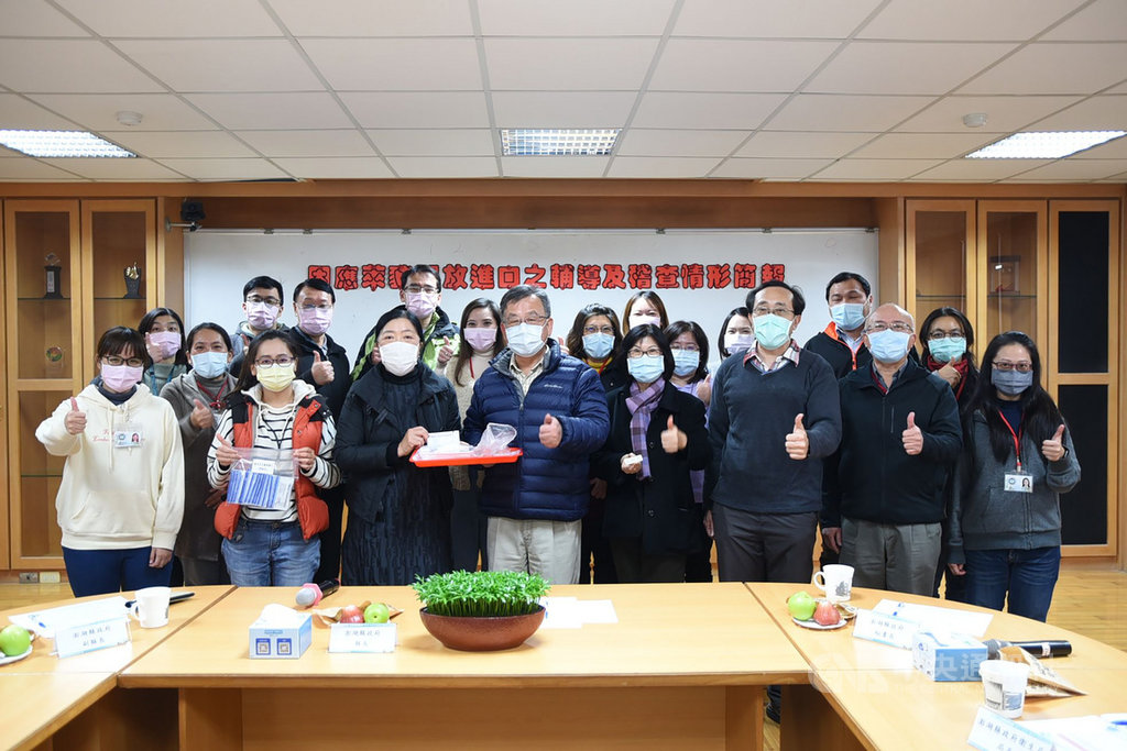 防堵美國萊豬進入澎湖,縣長賴峰偉(前左4)13日指示成立澎湖版的進口「豬肉儀表板」,每天即時公布入境澎湖的豬肉來源。(澎湖衛生局提供)中央社 110年1月13日