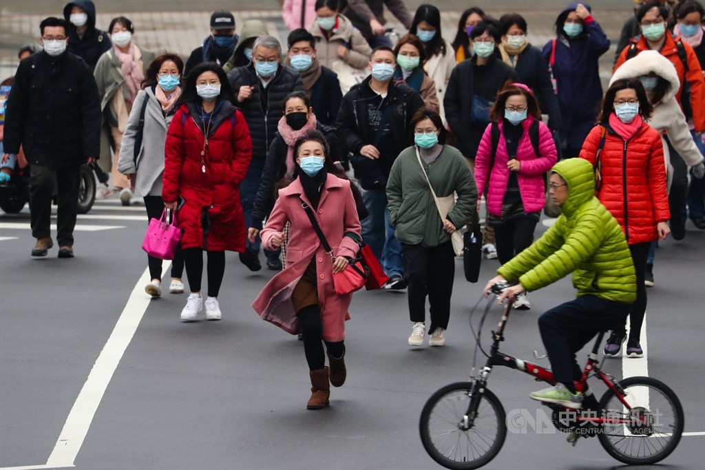 氣象局13日表示,截至上午7時,包含台北、台中等11個人工測站氣溫創入冬以來新低;氣象專家吳德榮說,因強輻射冷卻作用,即日起連3天日夜溫差大。中央社記者王騰毅攝 110年1月12日