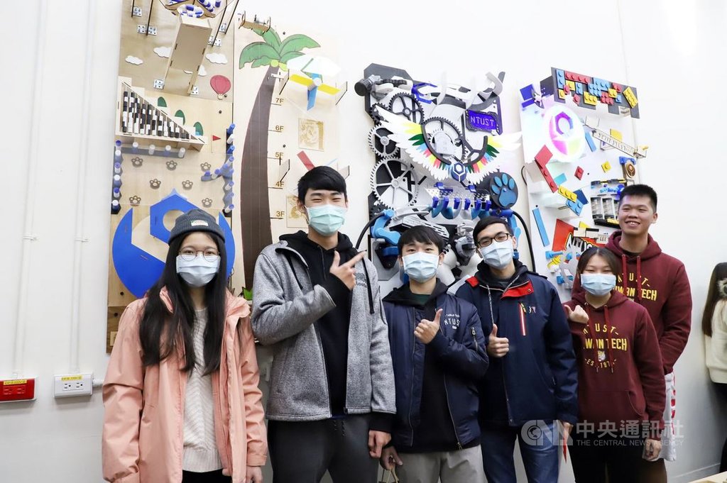 台灣科技大學舉辦3D列印專題競賽,讓學生整合3D列印相關技術,打造有不同機關的巨型扭蛋機。(台科大提供)中央社記者許秩維傳真 110年1月13日