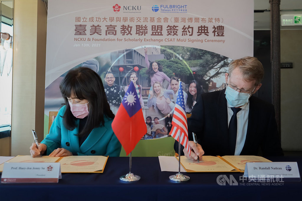 國立成功大學校長蘇慧貞(左)與學術交流基金會執行長那原道(右)13日簽署台美高教聯盟(CSAT)交流合作協議,未來將促進台美雙邊高等教育的發展及合作。(成功大學提供)中央社記者張榮祥台南傳真 110年1月13日