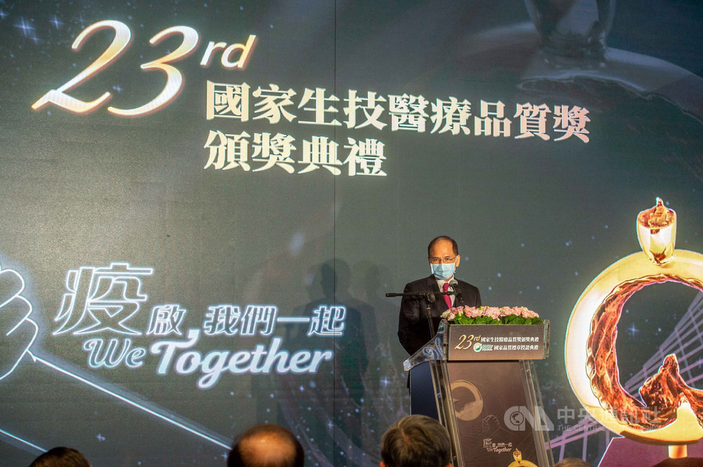 立法院長游錫堃今天表示,在中國大外宣對外宣稱民主不如具中國特色的社會主義,還好台灣的民主抗疫救了全世界。(游錫堃辦公室提供)中央社記者王承中傳真 110年1月13日