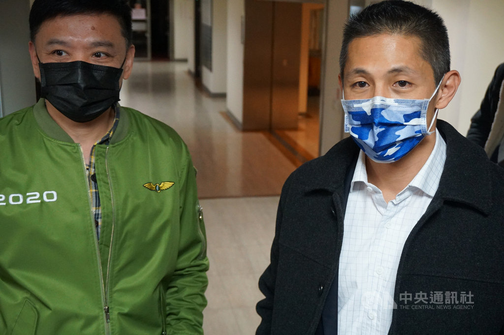 投入民進黨台北市黨部主委改選的吳怡農(右)13日赴台北市議會拜會同黨籍議員,會後和議員洪健益(左)出面接受聯訪。中央社記者劉建邦攝 110年1月13日