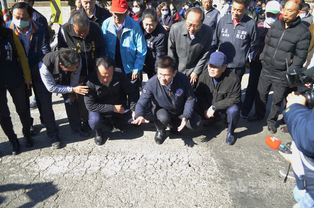 交通部長林佳龍(前排中)13日與嘉義縣長翁章梁(前排左)、民進黨立委陳明文(前排右)到嘉義縣民雄鄉嘉81線勘查道路龜裂情形。中央社記者蔡智明攝 110年1月13日