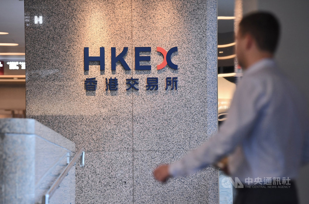 根據媒體報導,在美上市的中國企業騰訊音樂、唯品會及歡聚集團等計劃在香港2次上市。圖為香港交易所。(中通社提供)中央社 110年1月13日
