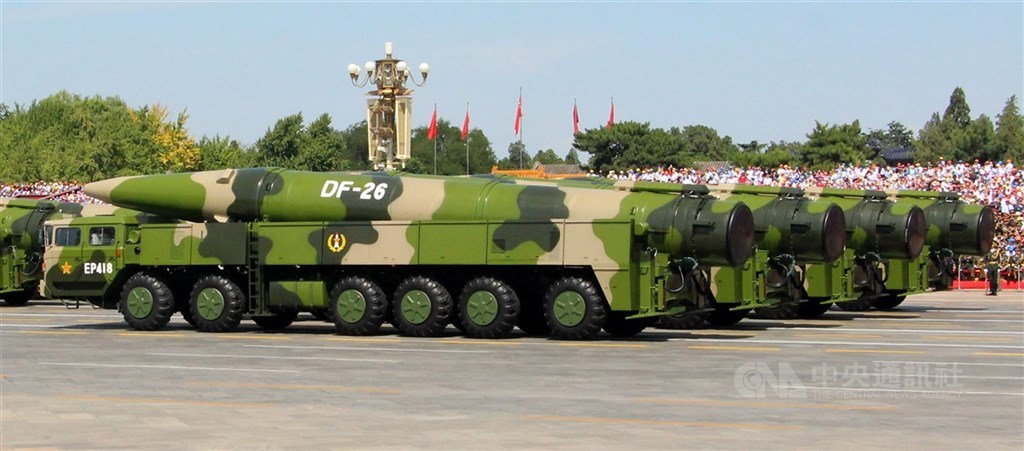 日本讀賣新聞報導,傳中國去年8月在南海試射反艦彈道飛彈之際,2枚有「航艦殺手」之稱的反艦彈道飛彈擊中移動中的船隻。圖為2015年共軍九三閱兵時的東風26(DF-26)彈道飛彈。中央社陳亦偉攝 108年1月16日