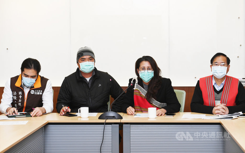 國民黨立委鄭天財(右)與搶救族語國高中必修原住民教師聯盟代表等13日在立法院記者會,促請教育部或立委修訂國家語言發展法和制定原住民族學校法,將原住民族族語納入國高中「必修」課程,保障族語受教權。中央社記者施宗暉攝 110年1月13日