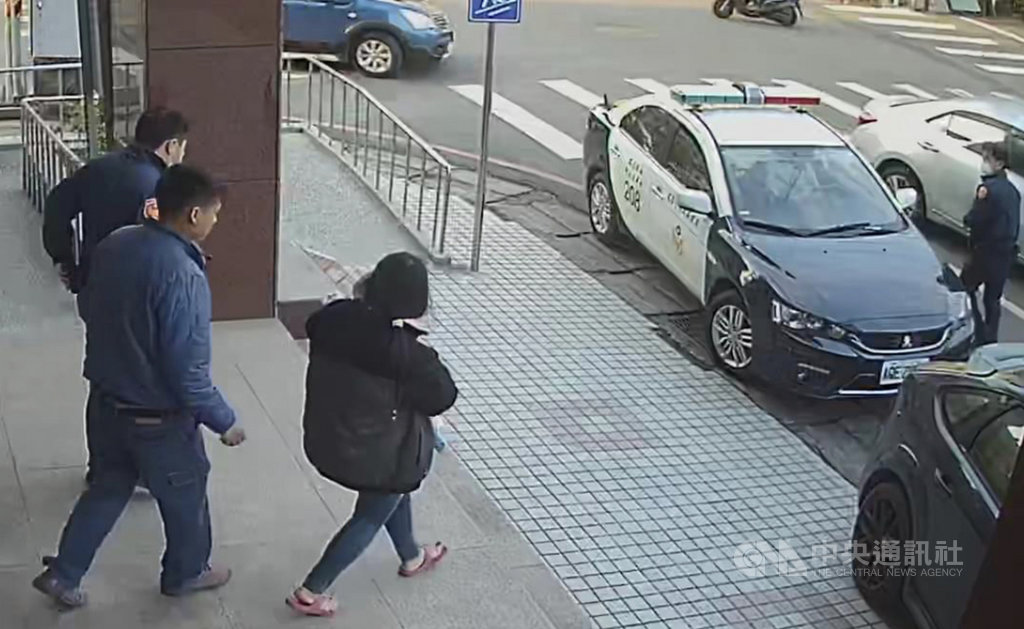 南投縣名間鄉一名7個月大女嬰12日下午誤食洗衣球,女嬰母親報案請警方幫忙,員警考量接近下班時間,情況緊急,於是開警車一路鳴笛載著母女前往彰化基督教醫院,原本1小時的車程只花約25分鐘就抵達醫院。(翻攝照片)中央社記者吳哲豪傳真 110年1月13日