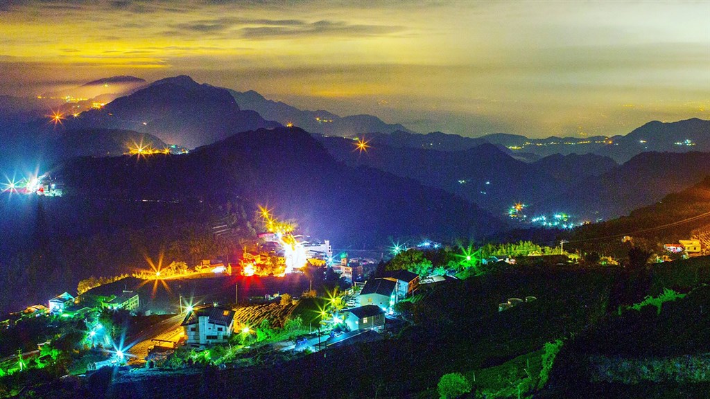 攝影師余信賢109年10月間拍攝阿里山頂石棹美麗夜景,參加美國國際攝影師聯盟的線上攝影大展,獲選佳作,這也是9件獲獎作品中唯一的台灣作品。(余信賢提供)中央社記者黃國芳傳真 110年1月12日