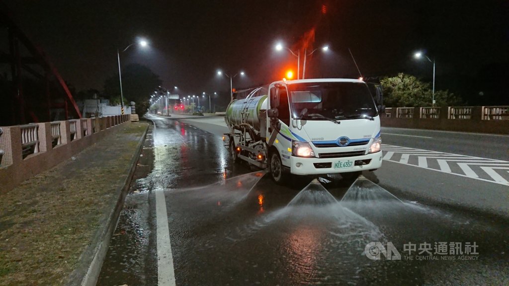 高雄市13日的空氣品質多呈紅色警戒,市府環保局加強空氣污染大廠的排放監測並啟動因應機制,包括加強灑水車的街道清洗。(高市府提供)中央社記者王淑芬傳真 110年1月13日