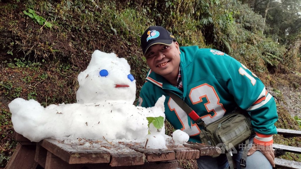 連續3波寒流,台東南橫公路向陽地區持續降雪,公路局工程人堆成的大雪人,瞪大眼睛守護管制哨6天,直到13日早上才慢慢融化。中央社記者盧太城台東攝 110年1月13日