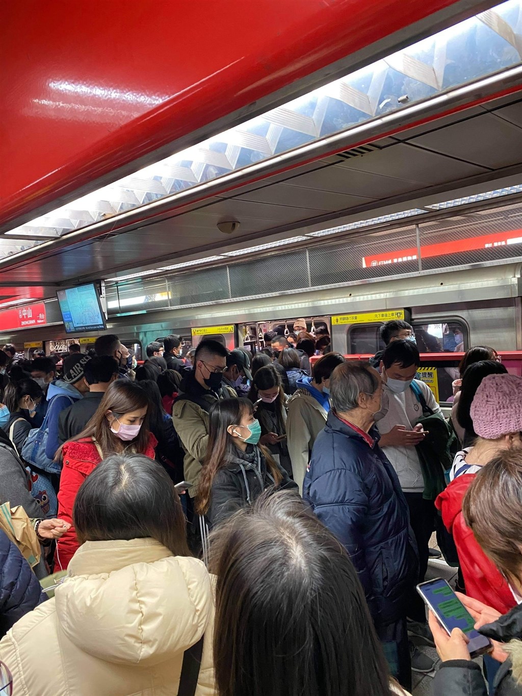 台北捷運淡水信義線13日晚間供電異常,民權西路站至劍潭站一度單線雙向運轉。圖為淡水信義線中山站月台被疏散人潮擠滿。(圖取自爆料公社臉書網頁facebook.com)