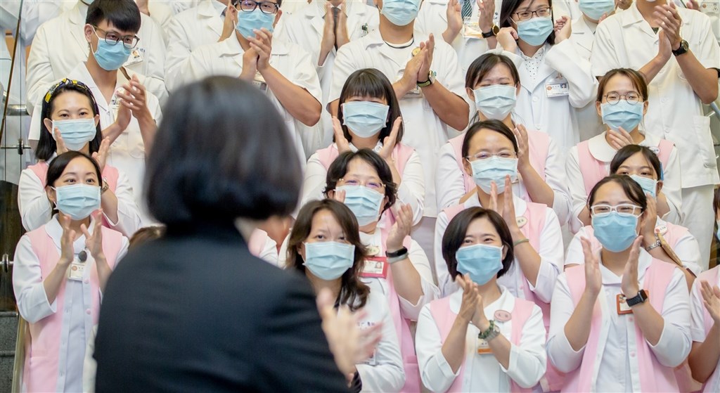 總統蔡英文(前)13日表示,此時此刻不需要政治口水,不需要急著譴責醫護人員,更不需要用「開除醫師」這樣的風涼話來打擊前線士氣。(圖取自facebook.com/tsaiingwen)