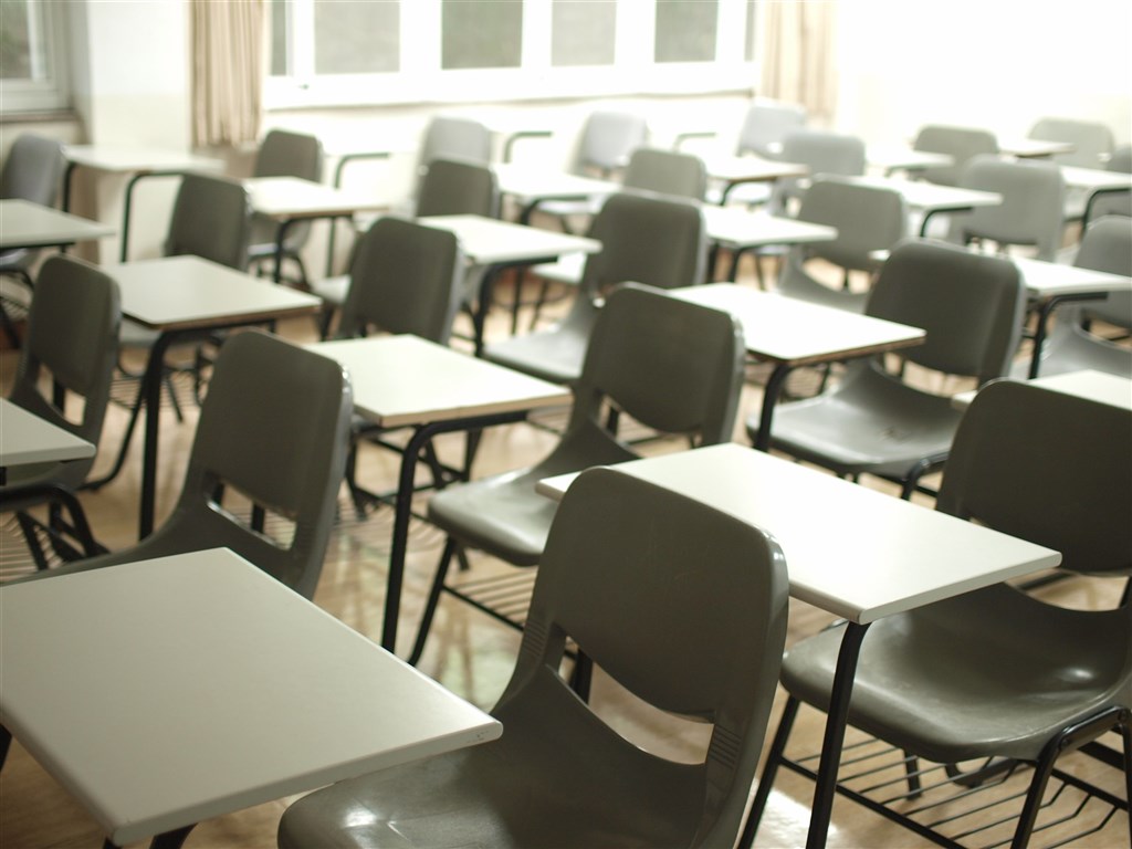 指揮中心13日指出,染疫護理師在學校接觸43人中有39人是學生、4名老師,學生都是陰性,老師的結果還沒出爐。(示意圖/圖取自Unsplash圖庫)