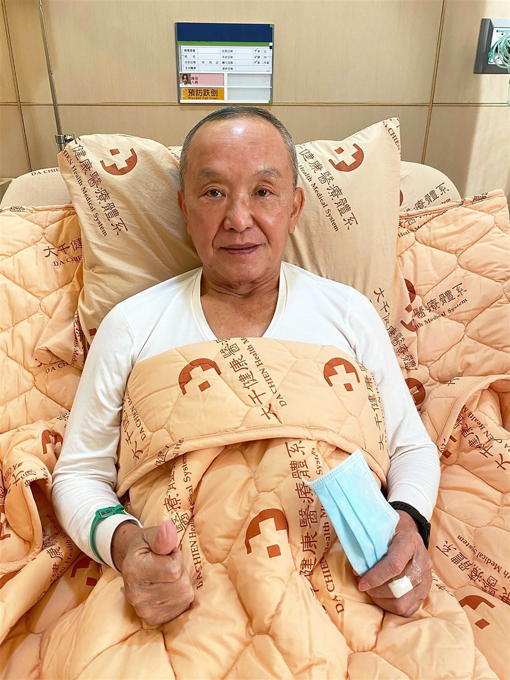 苗栗縣長徐耀昌13日透過臉書粉專「徐耀昌加油讚」向外界告知,因腰椎不適向縣府告假,到縣內醫院進行手術,強調術後恢復良好,縣政維持正常運轉。(翻攝臉書「徐耀昌加油讚」)中央社記者管瑞平傳真 110年1月13日