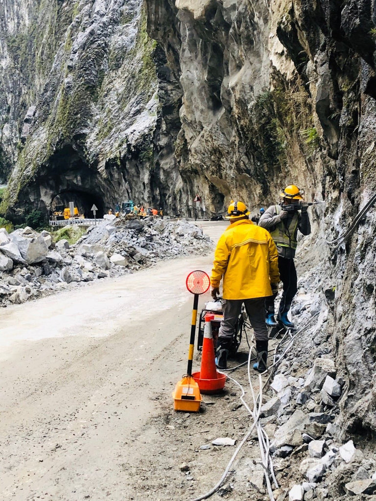 中橫公路台8線174公里、錐麓隧道東口附近12日發生土石坍方,造成交通、電力一度受阻,鄰近200餘戶停電超過24小時,台電人員頂著低溫漏夜搶修,13日凌晨3時許才全數恢復供電。(台電提供)中央社記者張祈傳真 110年1月13日