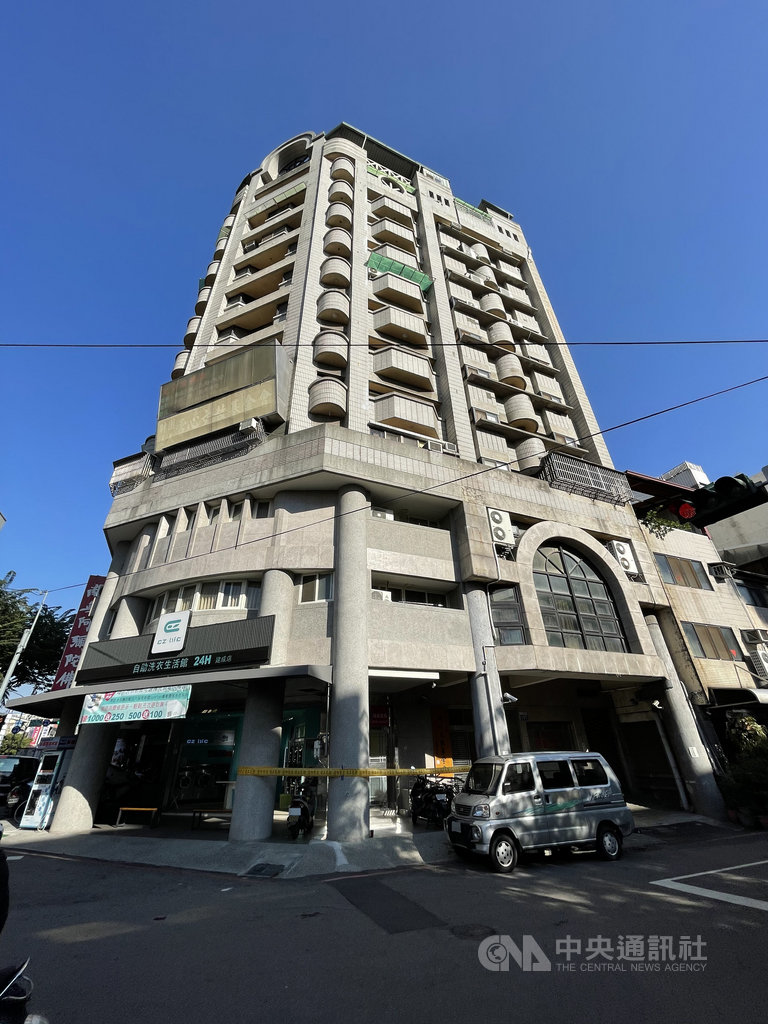 寒流接連報到,台中市東區建成路與立德街口一棟建築大樓磁磚突然掉落,砸中樓下的汽機車,現場拉起封鎖線。(邱素貞提供)中央社記者趙麗妍傳真 110年1月13日