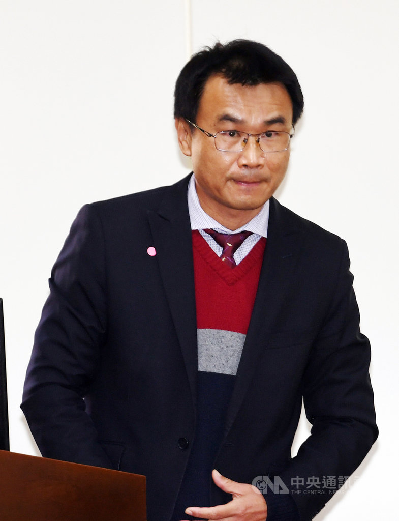 農委會主委陳吉仲13日針對媒體問及近來豬肉漲價情況表示,這是因農曆年將至、需求增加,但近期豬肉價格波動與過去5年相比,都在合理範圍;農委會將透過台糖公司調節,確保供應無虞。中央社記者施宗暉攝 110年1月13日
