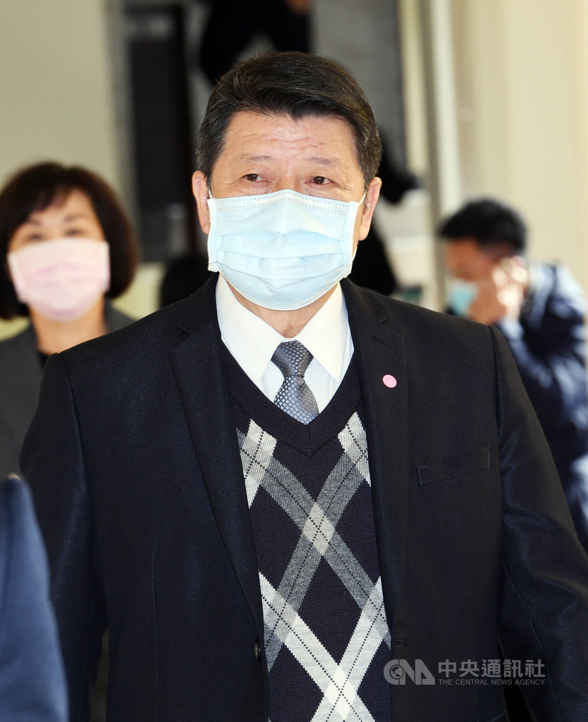 國防部副部長張哲平(前)13日在立法院外交及國防委員會列席備詢,他會前受訪表示,110年海軍敦睦遠航支隊的出訪及訓練內容仍在評估規劃,相關防疫作為將按照疫情指揮中心的指導辦理,以防群聚感染。中央社記者施宗暉攝 110年1月13日